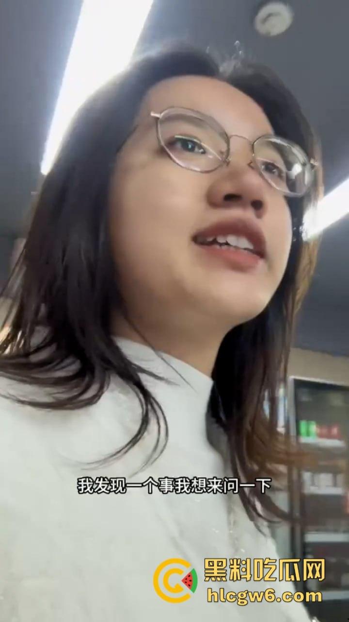 四川街覇店老板恶意往电瓶车上泼油被硬核美女车主拍视频曝光 引无数网友差评攻击关门大吉