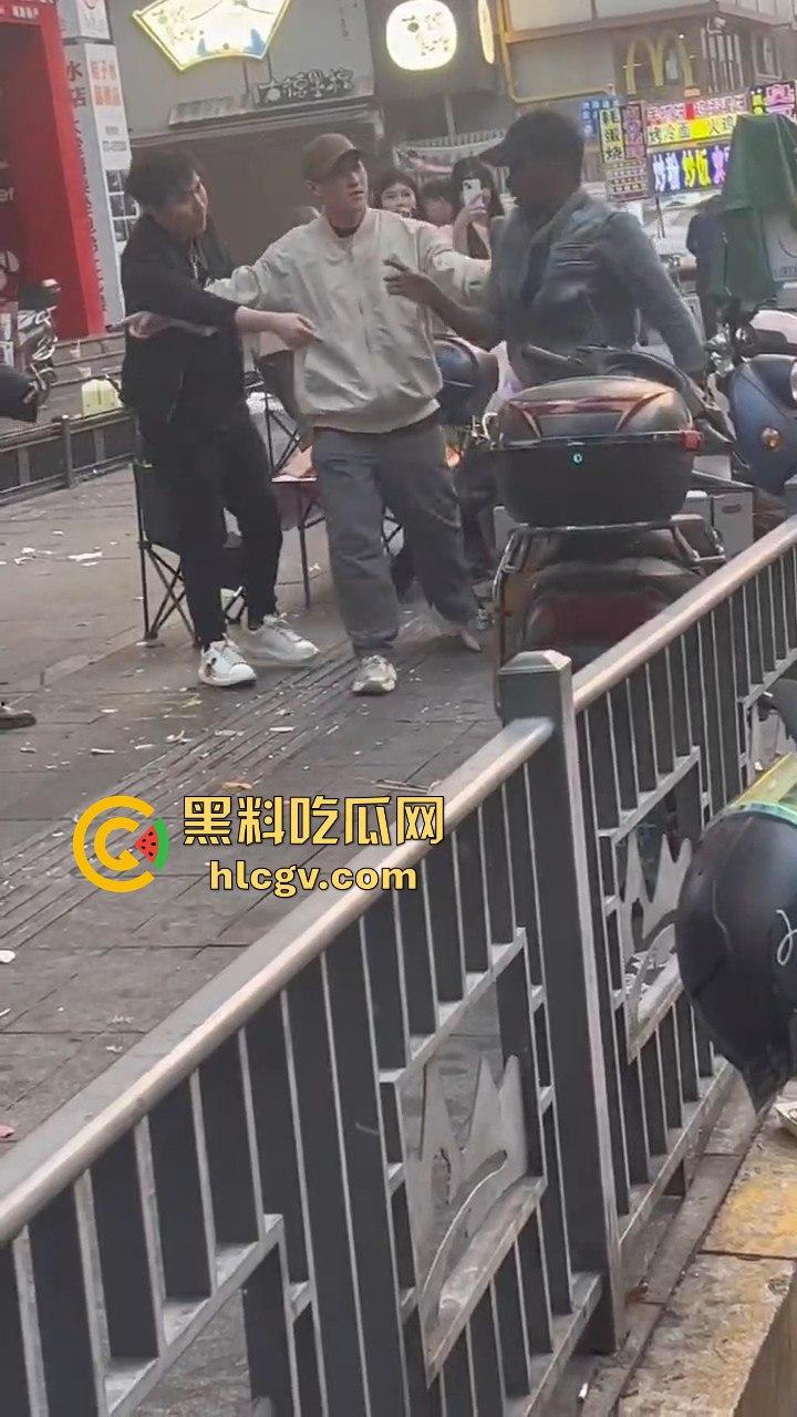 长沙黑皮蛋调戏妇女被当场抓获!以为在中国就能为所欲为,结果翻车了!