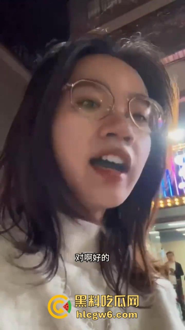 四川街覇店老板恶意往电瓶车上泼油被硬核美女车主拍视频曝光 引无数网友差评攻击关门大吉