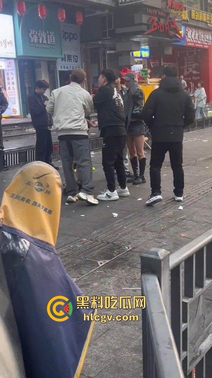 长沙黑皮蛋调戏妇女被当场抓获!以为在中国就能为所欲为,结果翻车了!