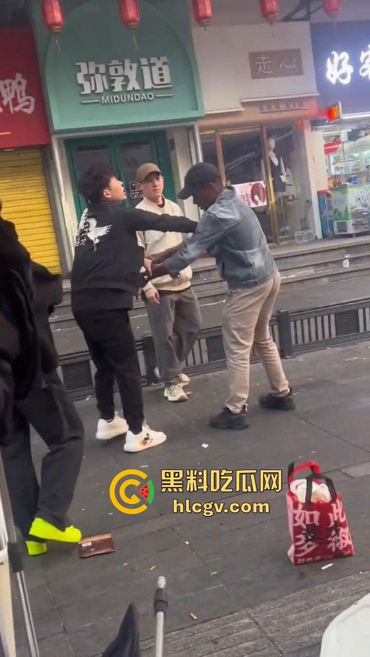 长沙黑皮蛋调戏妇女被当场抓获!以为在中国就能为所欲为,结果翻车了!