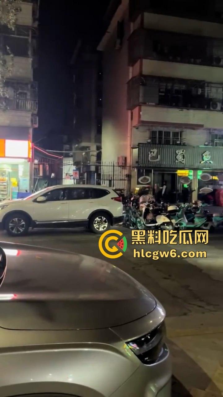 四川街覇店老板恶意往电瓶车上泼油被硬核美女车主拍视频曝光 引无数网友差评攻击关门大吉