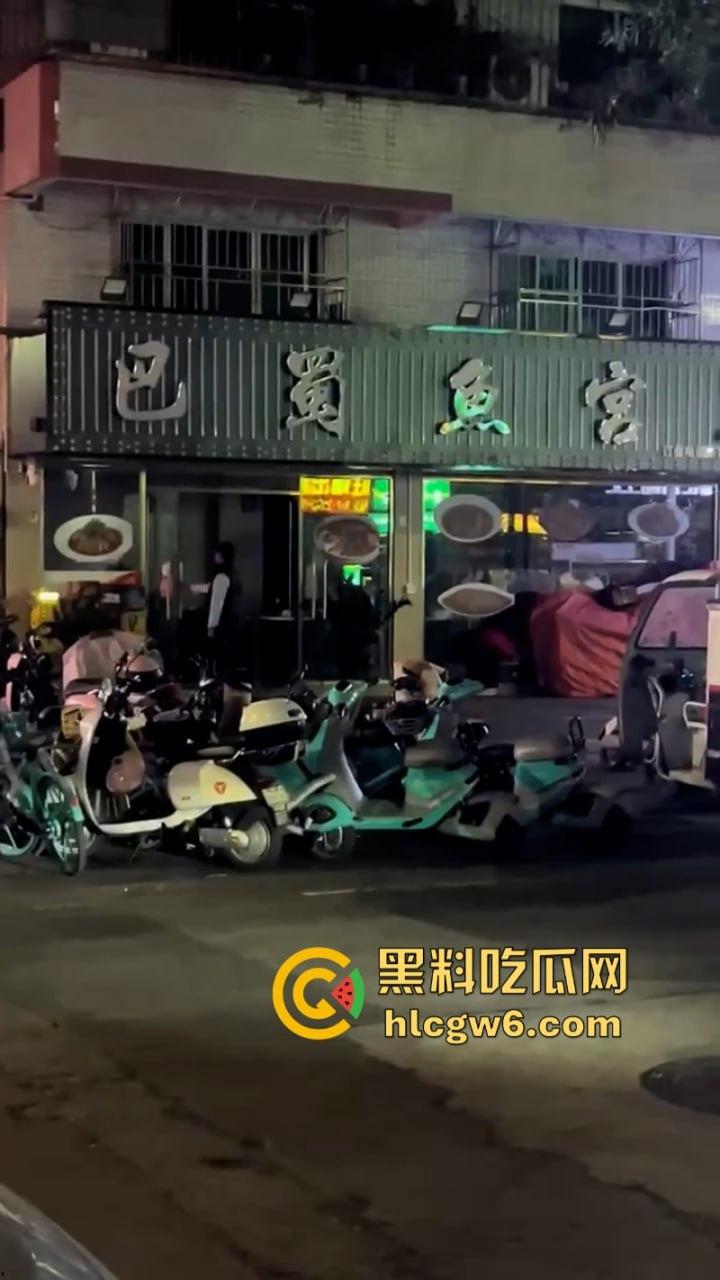 四川街覇店老板恶意往电瓶车上泼油被硬核美女车主拍视频曝光 引无数网友差评攻击关门大吉