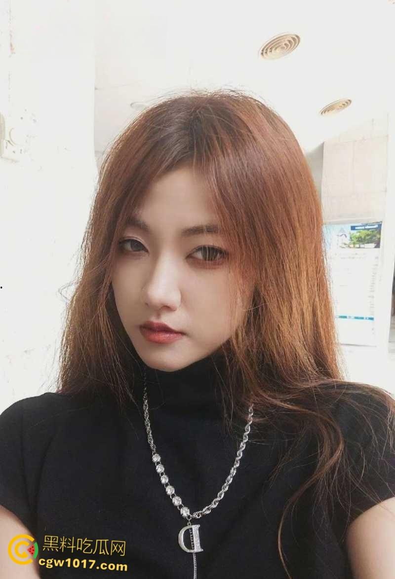 天津银行美女柜员【郭雨轩】，为了勾引客户买理财，甘愿献身当母狗玩虐肛，50厘米长假屌从菊花拽出！