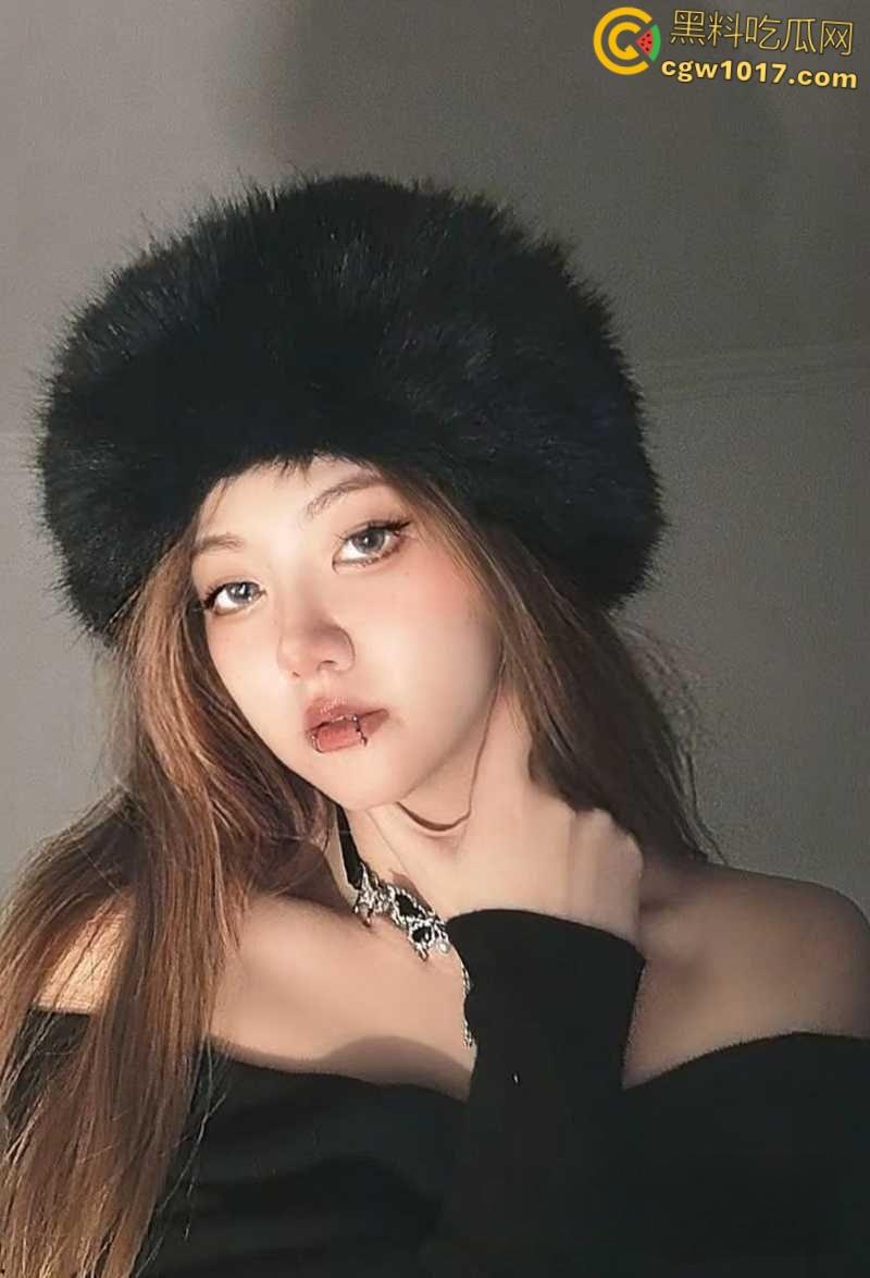 天津银行美女柜员【郭雨轩】,为了勾引客户买理财,甘愿献身当母狗玩虐肛,50厘米长假屌从菊花拽出!