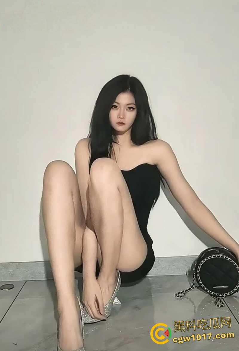 天津银行美女柜员【郭雨轩】,为了勾引客户买理财,甘愿献身当母狗玩虐肛,50厘米长假屌从菊花拽出!