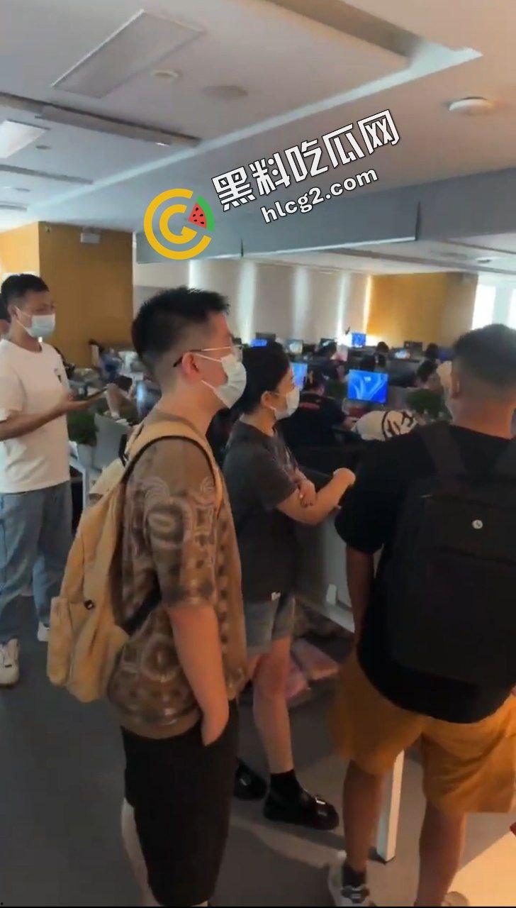 拼多多海外版Tume商家集体维权!因高额罚款 上百商家围堵拼多多广州总部 讨要说法