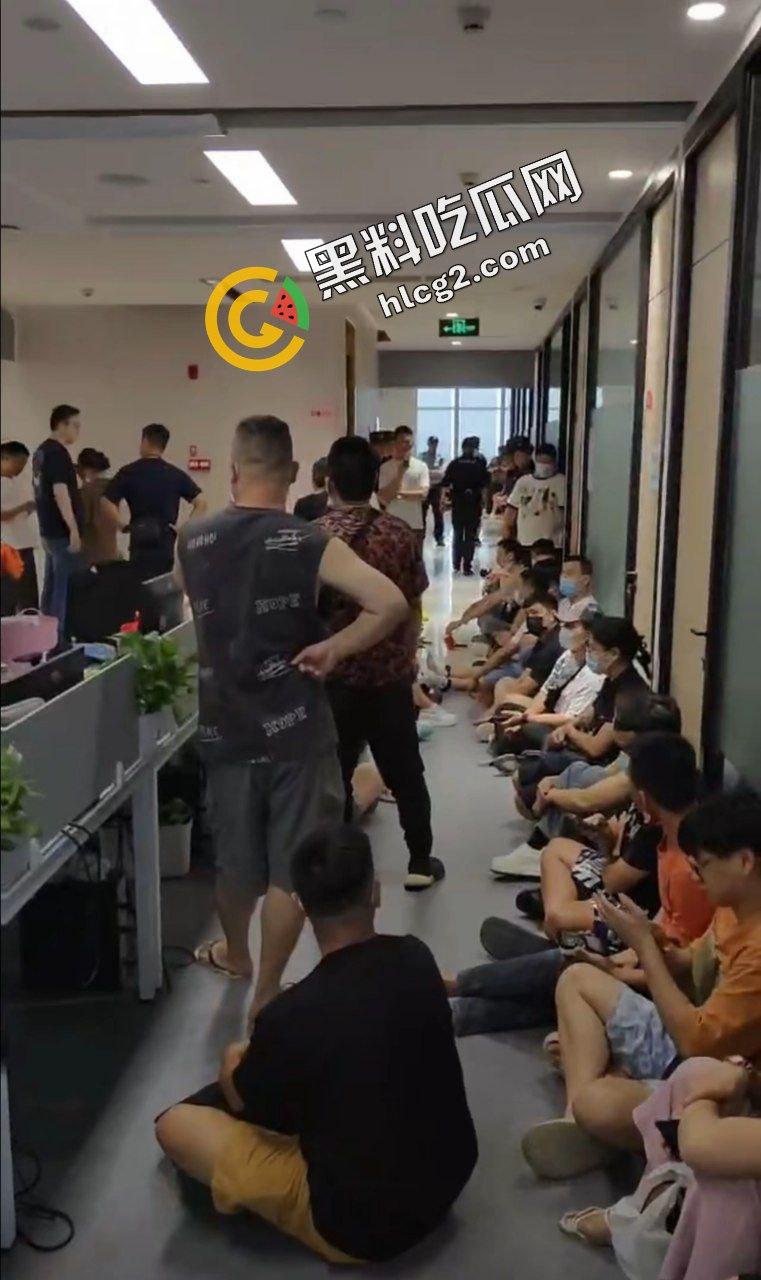 拼多多海外版Tume商家集体维权!因高额罚款 上百商家围堵拼多多广州总部 讨要说法