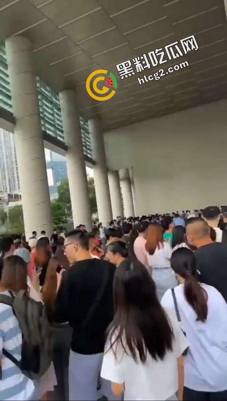 拼多多海外版Tume商家集体维权!因高额罚款 上百商家围堵拼多多广州总部 讨要说法