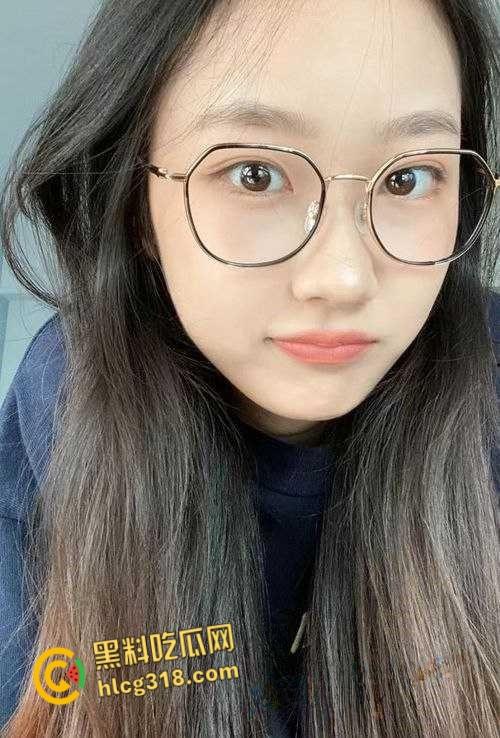 武汉服装学院【刘宝妍】宿舍自慰,直播明码标价包夜一千五,没想到还是个白虎一线天!