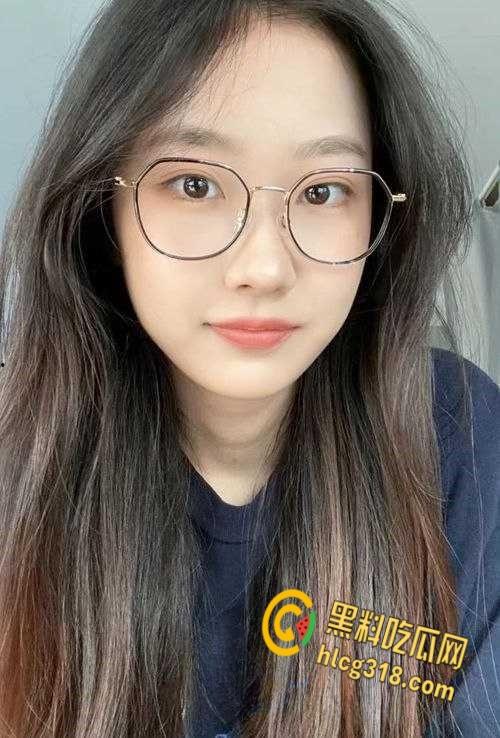 武汉服装学院【刘宝妍】宿舍自慰,直播明码标价包夜一千五,没想到还是个白虎一线天!