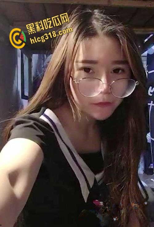 武汉服装学院【刘宝妍】宿舍自慰,直播明码标价包夜一千五,没想到还是个白虎一线天!