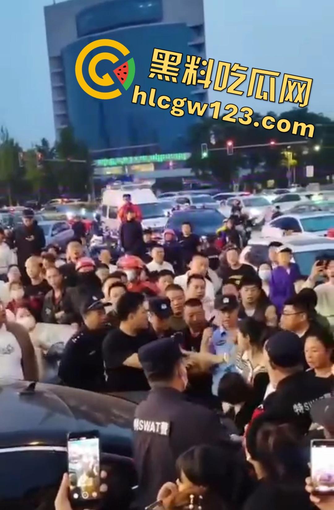 小三车内被抓现行！衣服扒光精子嘴边，男子施法被打断躲在车里竟然继续撸管！