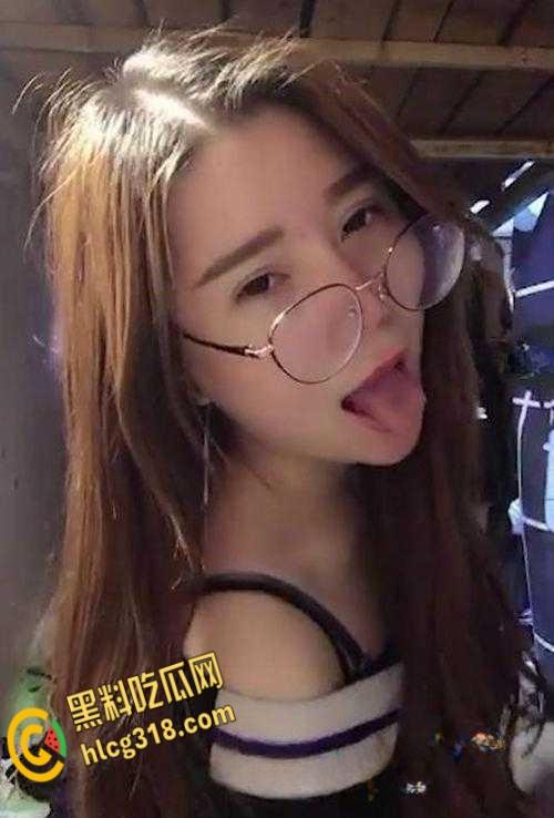 武汉服装学院【刘宝妍】宿舍自慰,直播明码标价包夜一千五,没想到还是个白虎一线天!