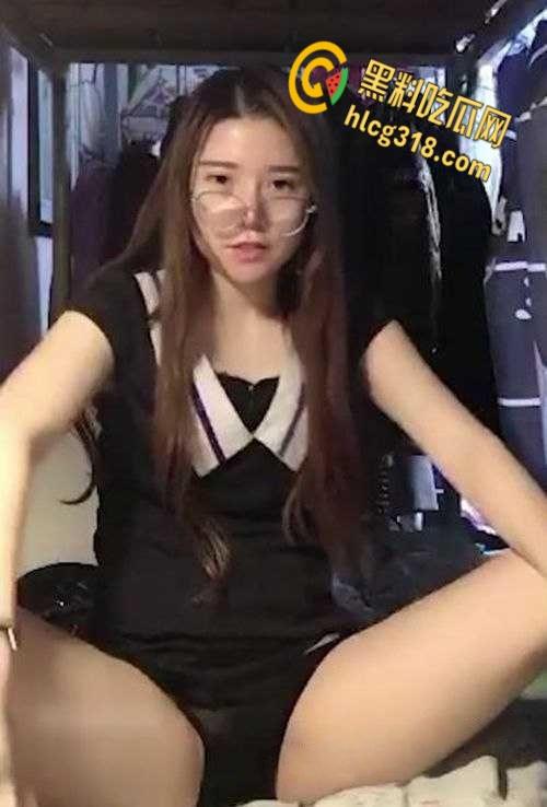 武汉服装学院【刘宝妍】宿舍自慰,直播明码标价包夜一千五,没想到还是个白虎一线天!