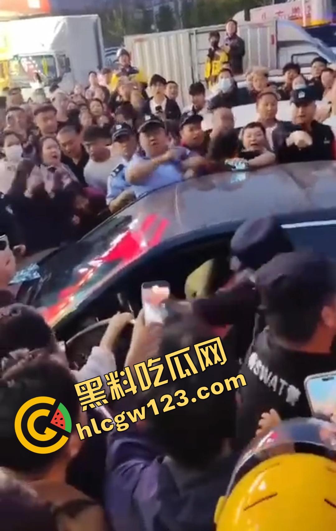 小三车内被抓现行!衣服扒光精子嘴边,男子施法被打断躲在车里竟然继续撸管!