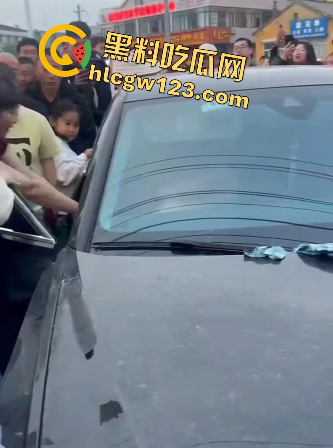 小三车内被抓现行!衣服扒光精子嘴边,男子施法被打断躲在车里竟然继续撸管!