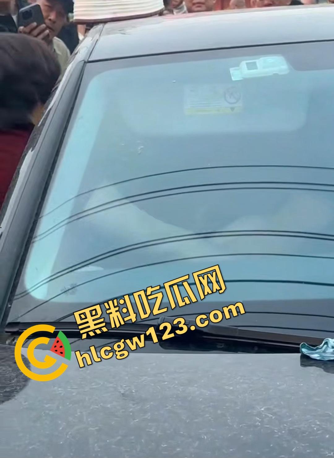 小三车内被抓现行!衣服扒光精子嘴边,男子施法被打断躲在车里竟然继续撸管!