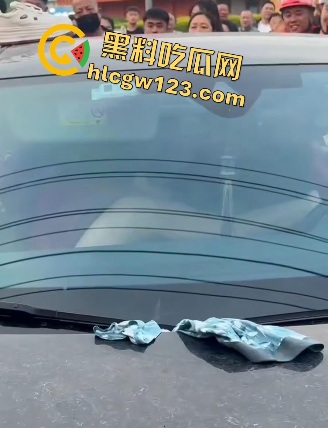 小三车内被抓现行!衣服扒光精子嘴边,男子施法被打断躲在车里竟然继续撸管!