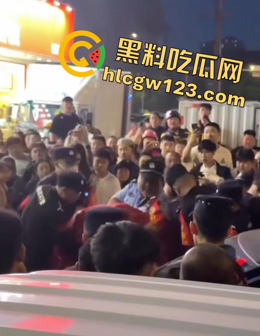 小三车内被抓现行!衣服扒光精子嘴边,男子施法被打断躲在车里竟然继续撸管!