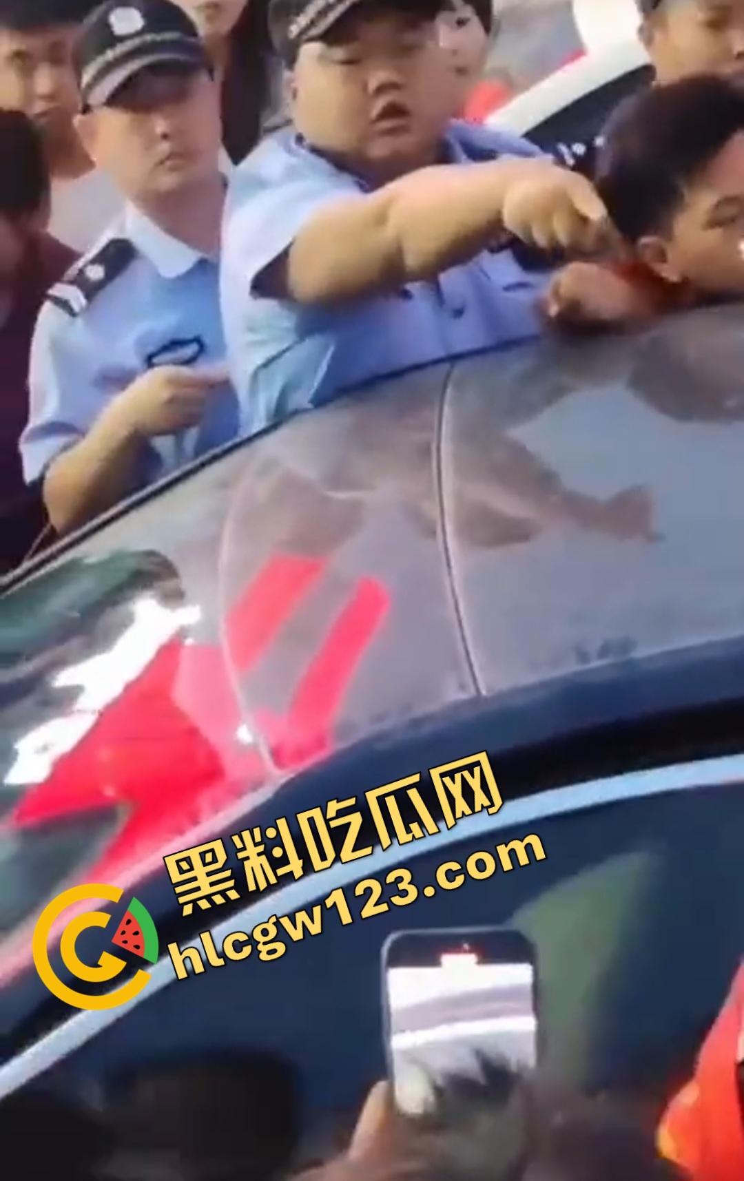 小三车内被抓现行!衣服扒光精子嘴边,男子施法被打断躲在车里竟然继续撸管!