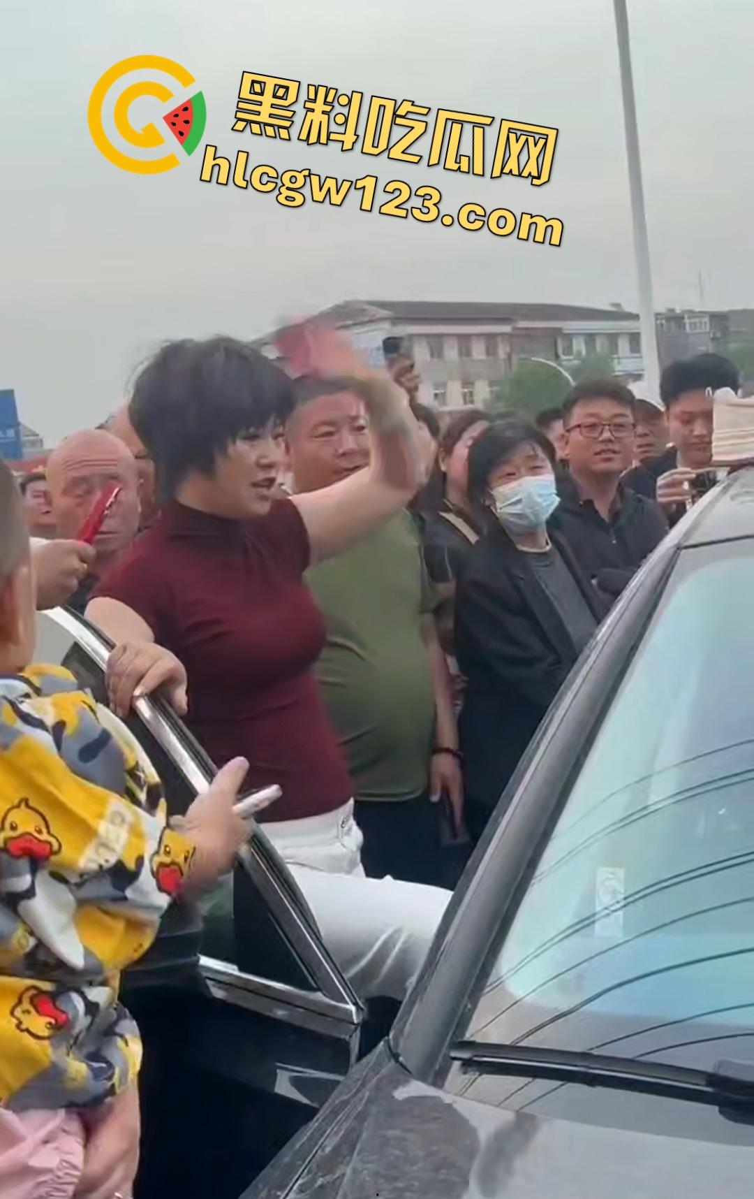 小三车内被抓现行!衣服扒光精子嘴边,男子施法被打断躲在车里竟然继续撸管!