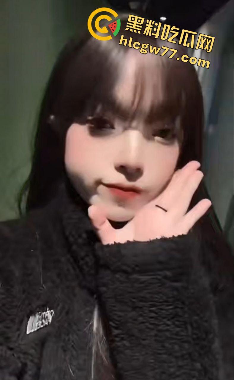 精神小妹露脸自慰翻车！土豪定制私密照，哥哥偷装软件同步看片，兄妹乱伦剧情要上演？