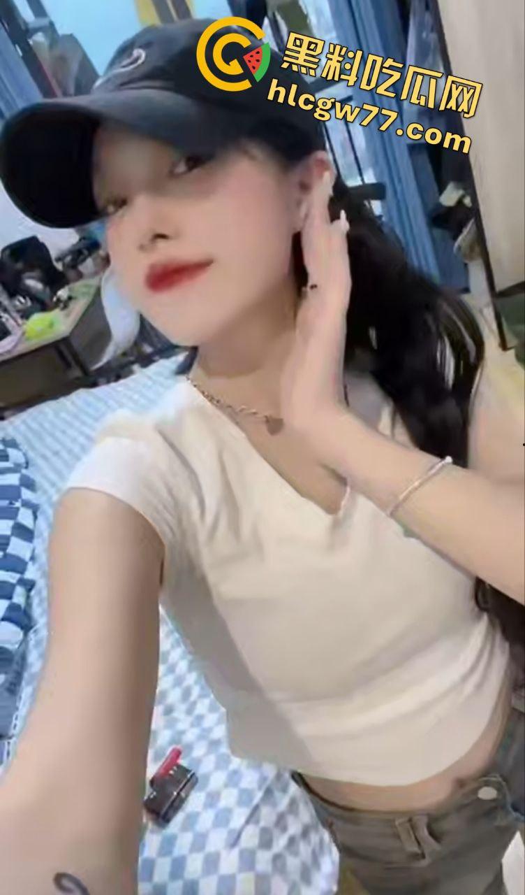 精神小妹露脸自慰翻车!土豪定制私密照,哥哥偷装软件同步看片,兄妹乱伦剧情要上演?