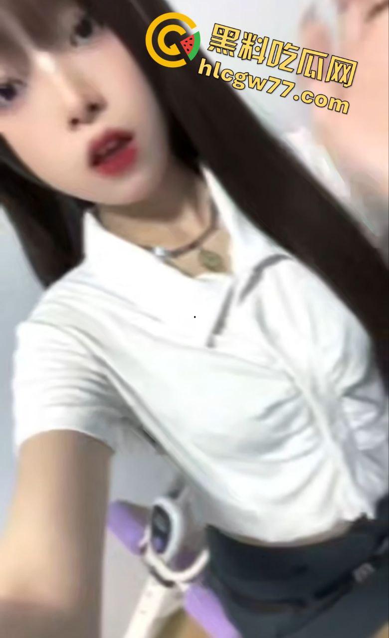 精神小妹露脸自慰翻车!土豪定制私密照,哥哥偷装软件同步看片,兄妹乱伦剧情要上演?