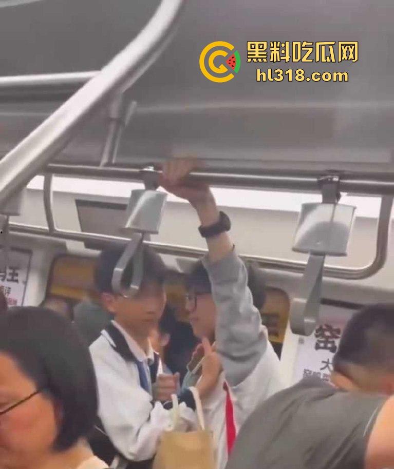 深圳地铁上两男学生激情热吻被偷拍，面对这么多围观群众的目光下两人也敢毫不畏惧，这就是男同之间的爱！