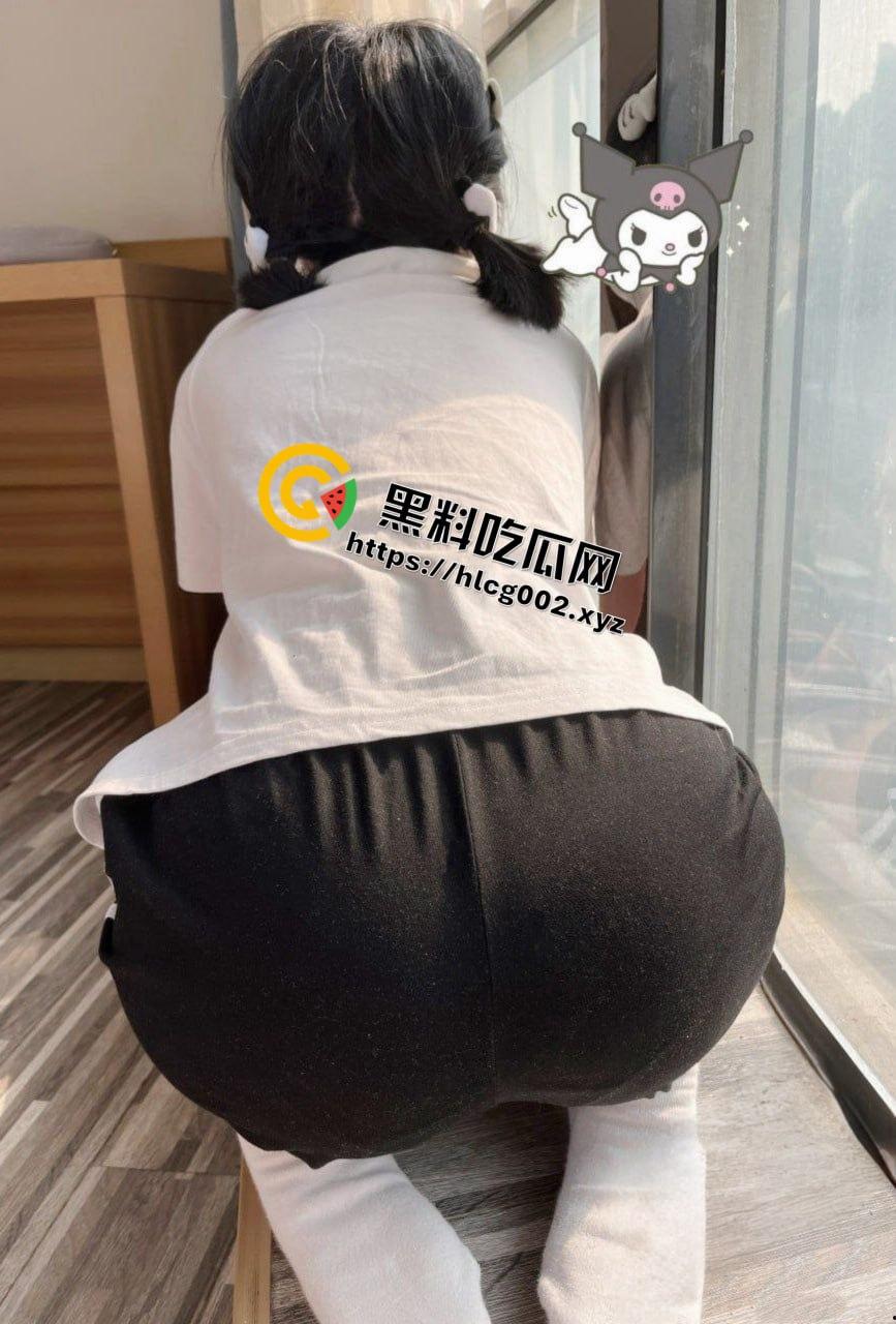 我的大一反差小母狗穿着无弹力短丝袜为我足交!最后啪啪后入她鲜嫩的肉穴!真爽啊!