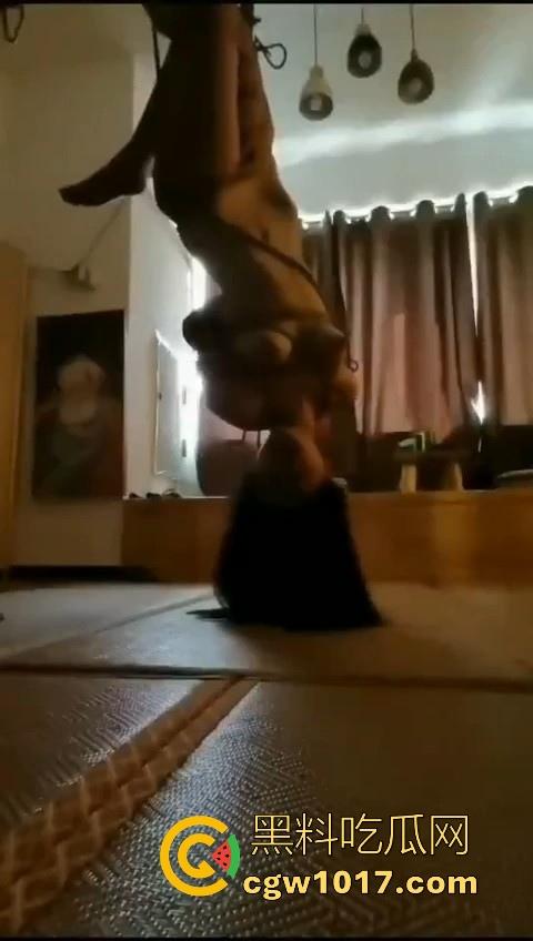 捆绑爱好者最新捆法!原称之为爸爸吊起来打,全身脱光倒立捆绑皮鞭伺候,还得是你们sm的大哥有创意啊!