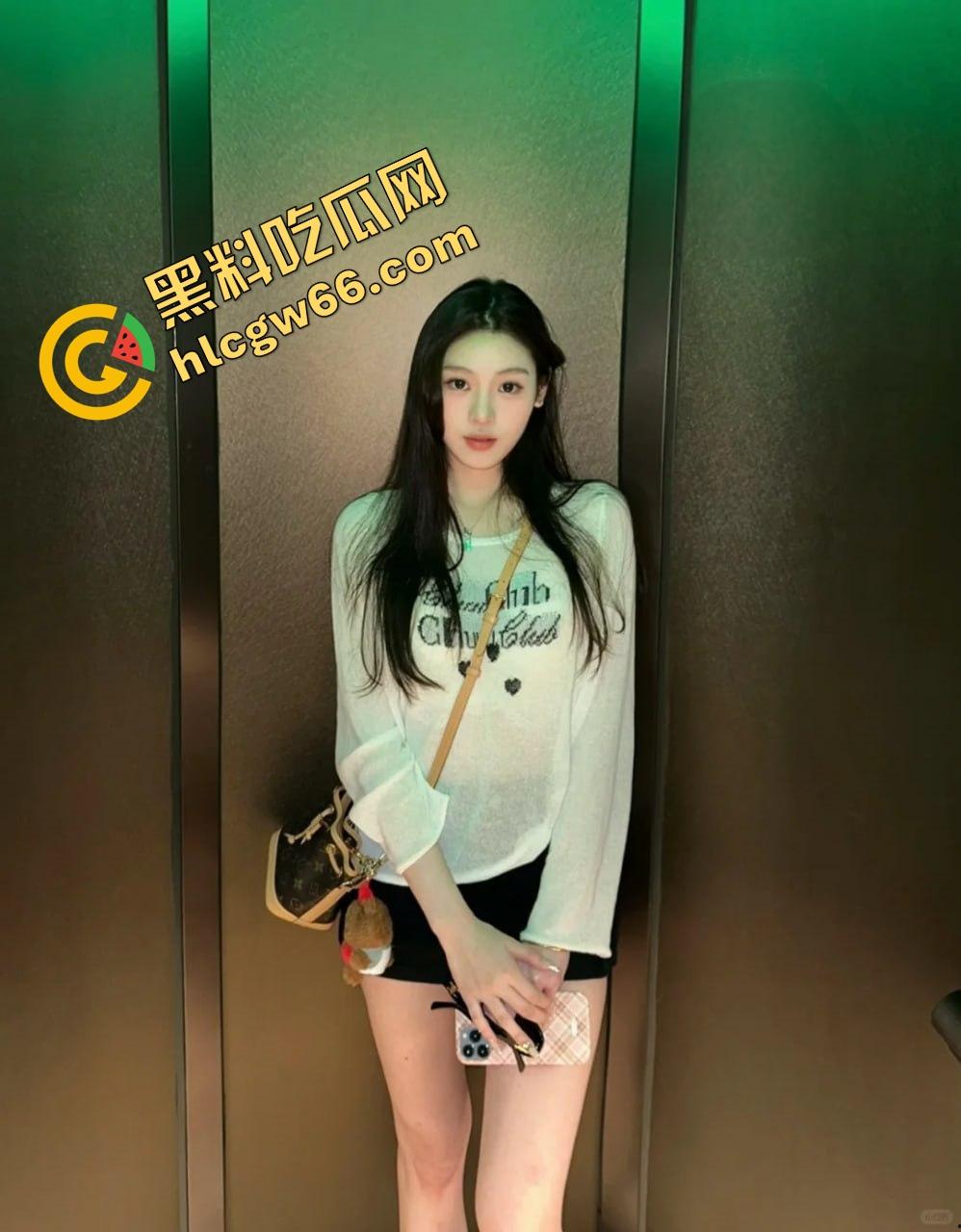 海南蜜桃臀【wishOne】御姐姿态被肏成浪狗,后入操翻巨乳肥臀,白嫩骚穴喷水成精!