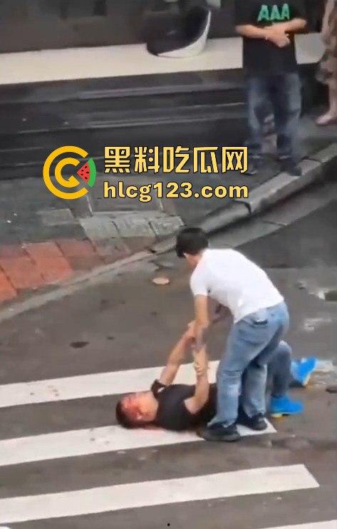 斑马线上的魔幻对决，一男子开山刀上阵，结果却牵手离场？