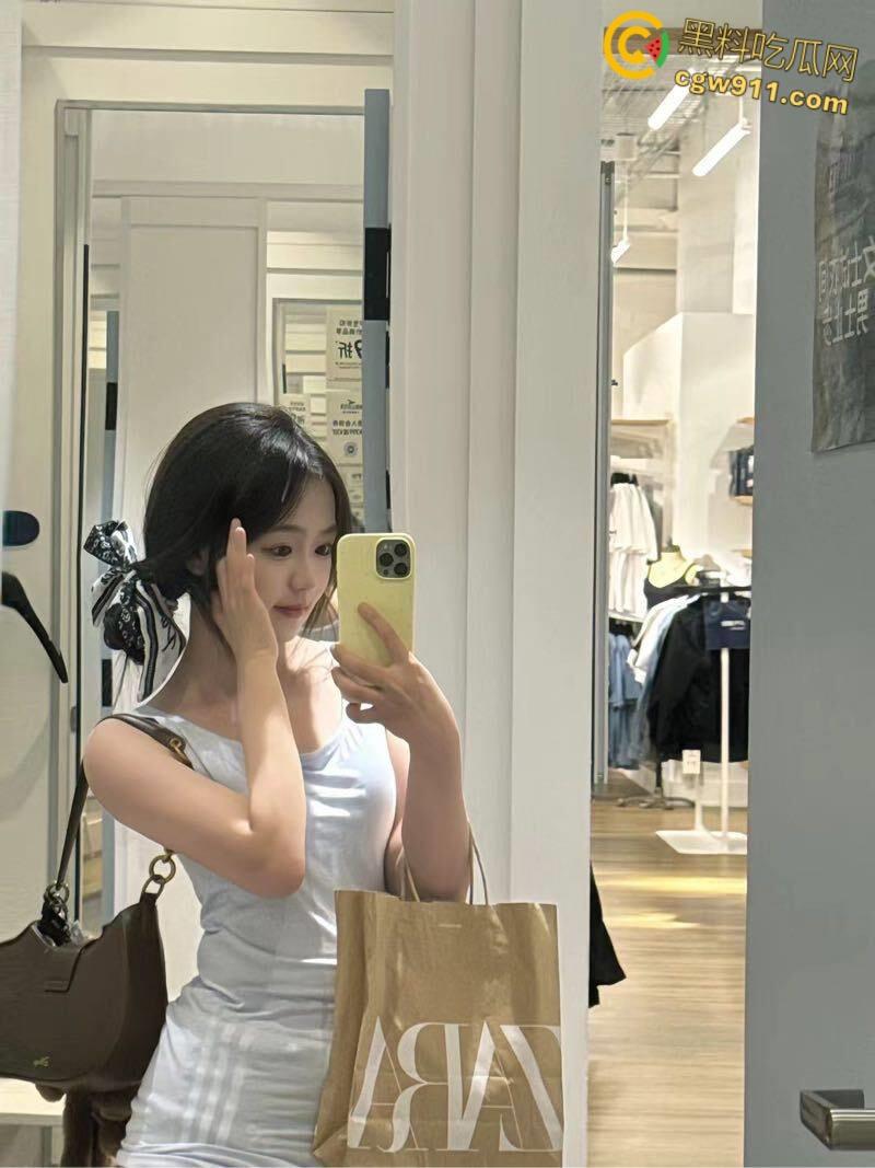 湖南长沙高颜值情侣，下班激情做爱解压，露脸深喉被男友怼拍，开档肉丝自慰娇喘淫叫，撅着翘臀拽头发猛操！