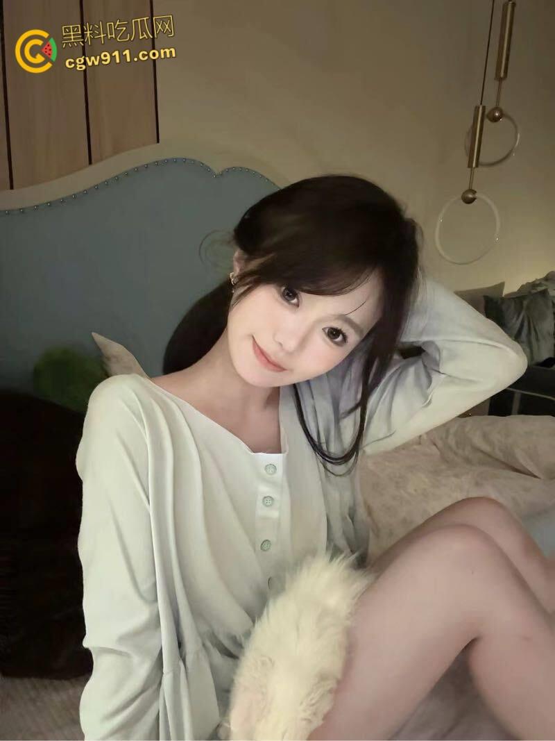 湖南长沙高颜值情侣,下班激情做爱解压,露脸深喉被男友怼拍,开档肉丝自慰娇喘淫叫,撅着翘臀拽头发猛操!