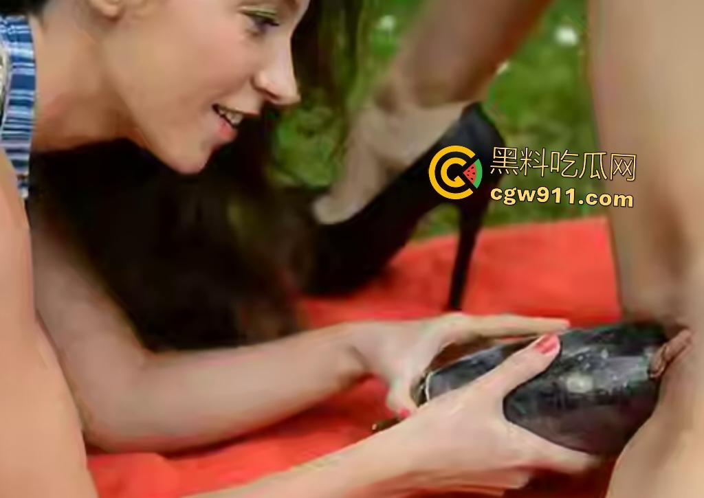 欧美户外重口果交派对,白衣美女与闺蜜露出扩阴,细长番茄从逼里挤出,巨型茄子全根塞穴撑到极限!