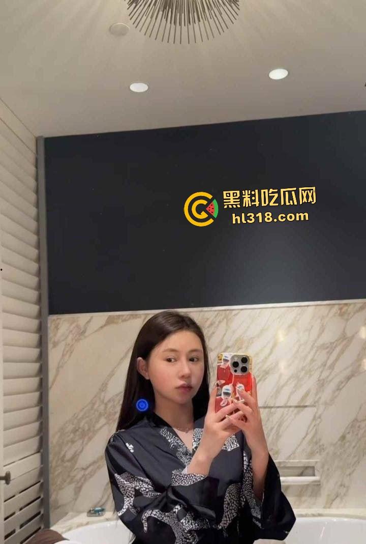 抖音【DA喜儿】高颜女神表面医美买衣,实则卖逼拍自慰视频,用金主送的避孕套塞逼里搅和!