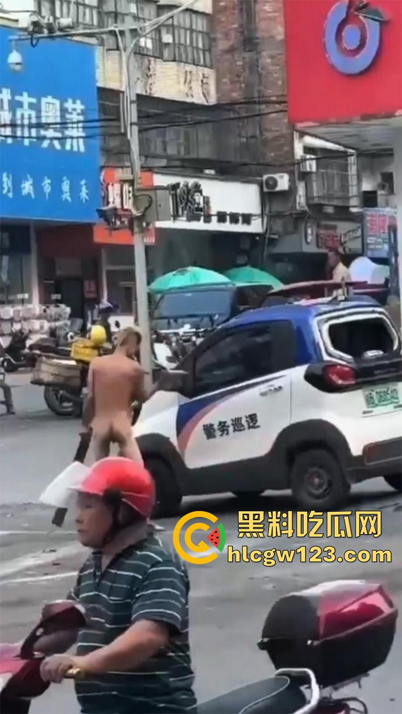 广西柳州惊现裸男，小黄毛疑似吸毒，大热天赤裸全身裸奔，到处砸车打人，被警察当场逮捕！