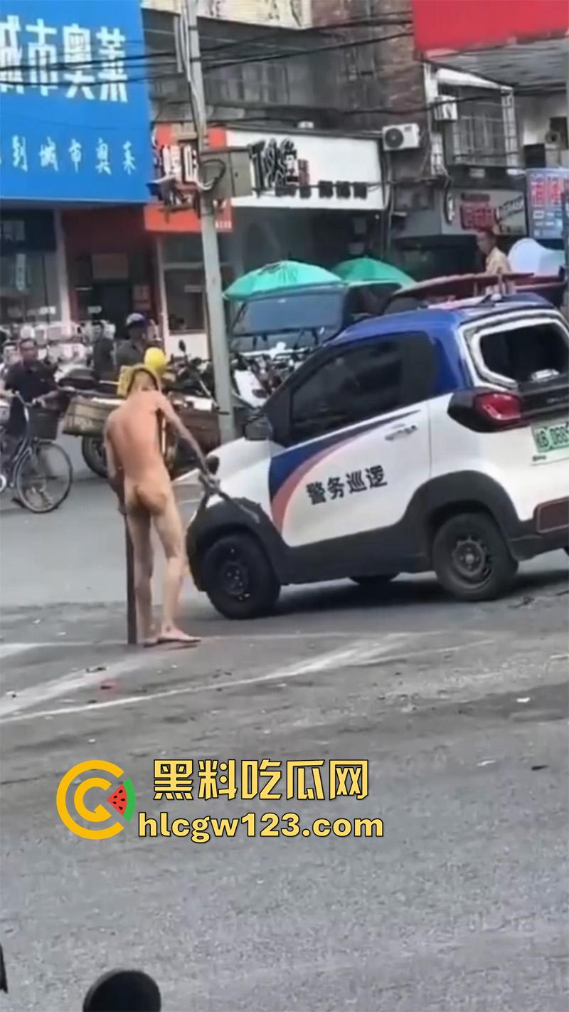 广西柳州惊现裸男,小黄毛疑似吸毒,大热天赤裸全身裸奔,到处砸车打人,被警察当场逮捕!