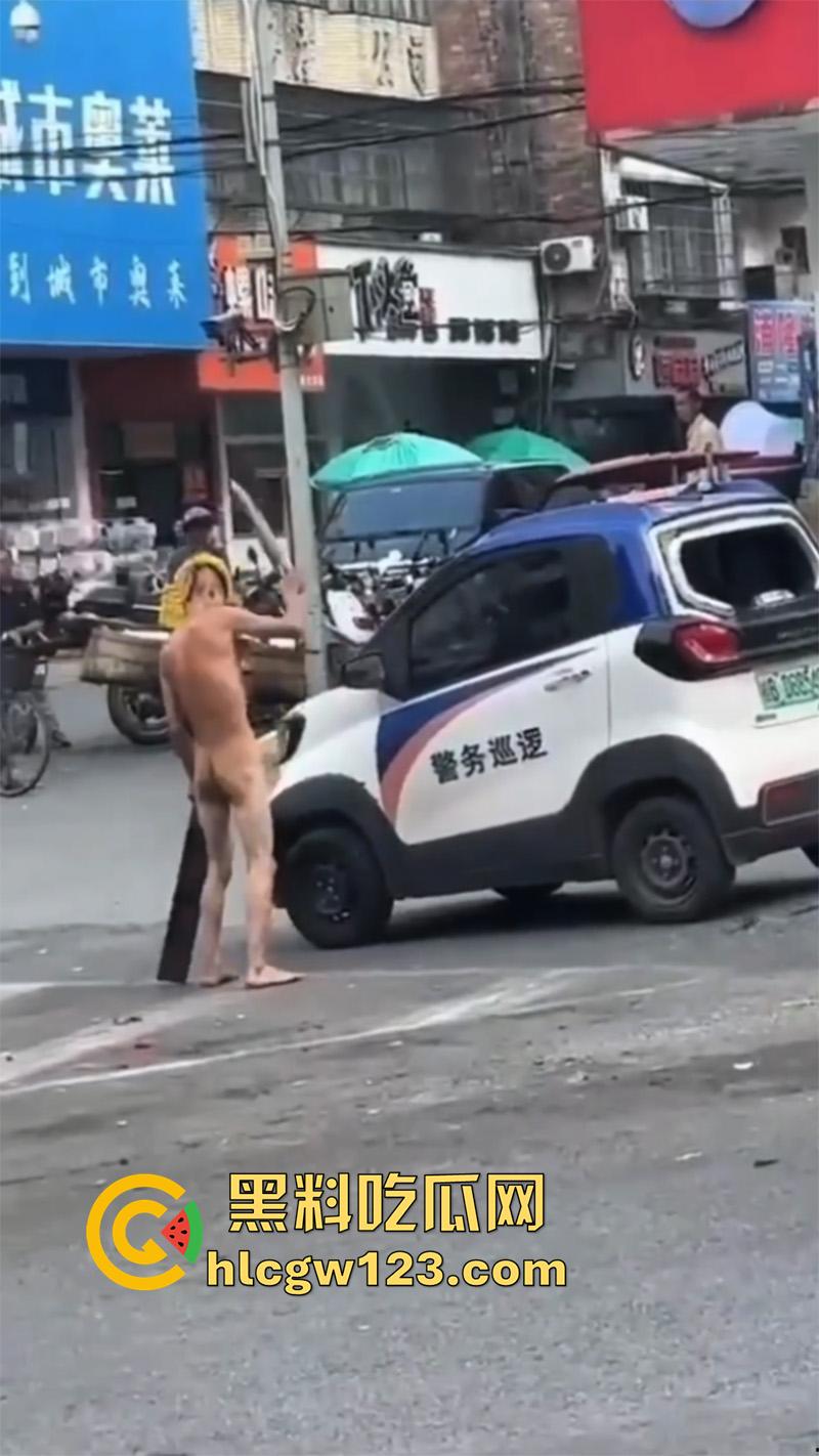 广西柳州惊现裸男,小黄毛疑似吸毒,大热天赤裸全身裸奔,到处砸车打人,被警察当场逮捕!