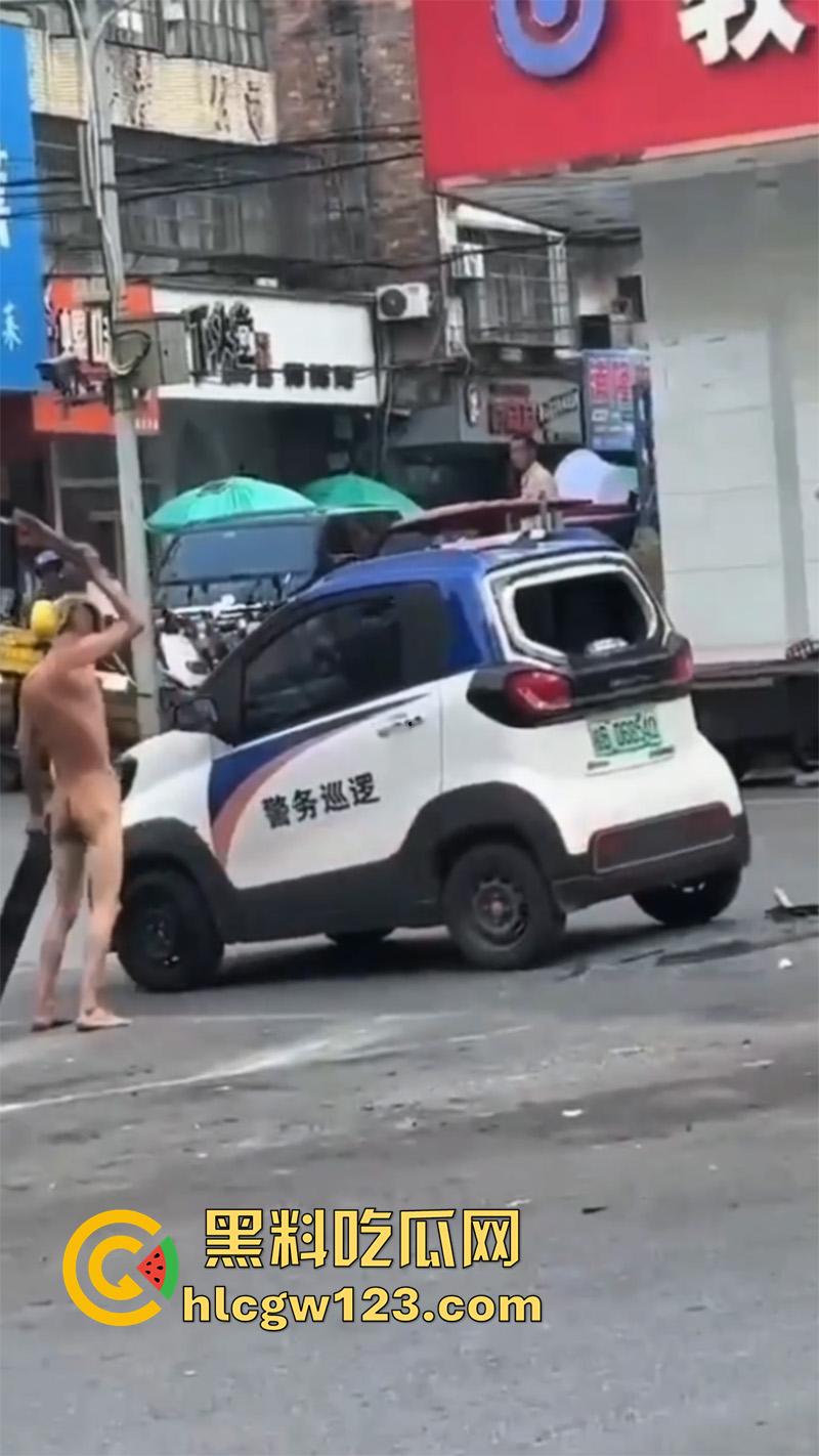 广西柳州惊现裸男,小黄毛疑似吸毒,大热天赤裸全身裸奔,到处砸车打人,被警察当场逮捕!