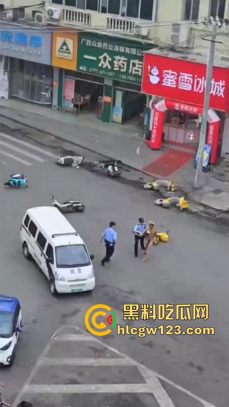 广西柳州惊现裸男,小黄毛疑似吸毒,大热天赤裸全身裸奔,到处砸车打人,被警察当场逮捕!