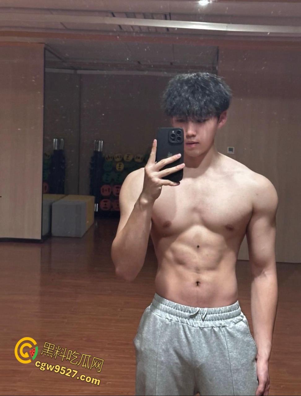 北体黑皮体育生【李辉】,体育生荷尔蒙分泌旺盛,兽性爆发猛猛打桩,爆操蹂躏巨乳女大学生 !