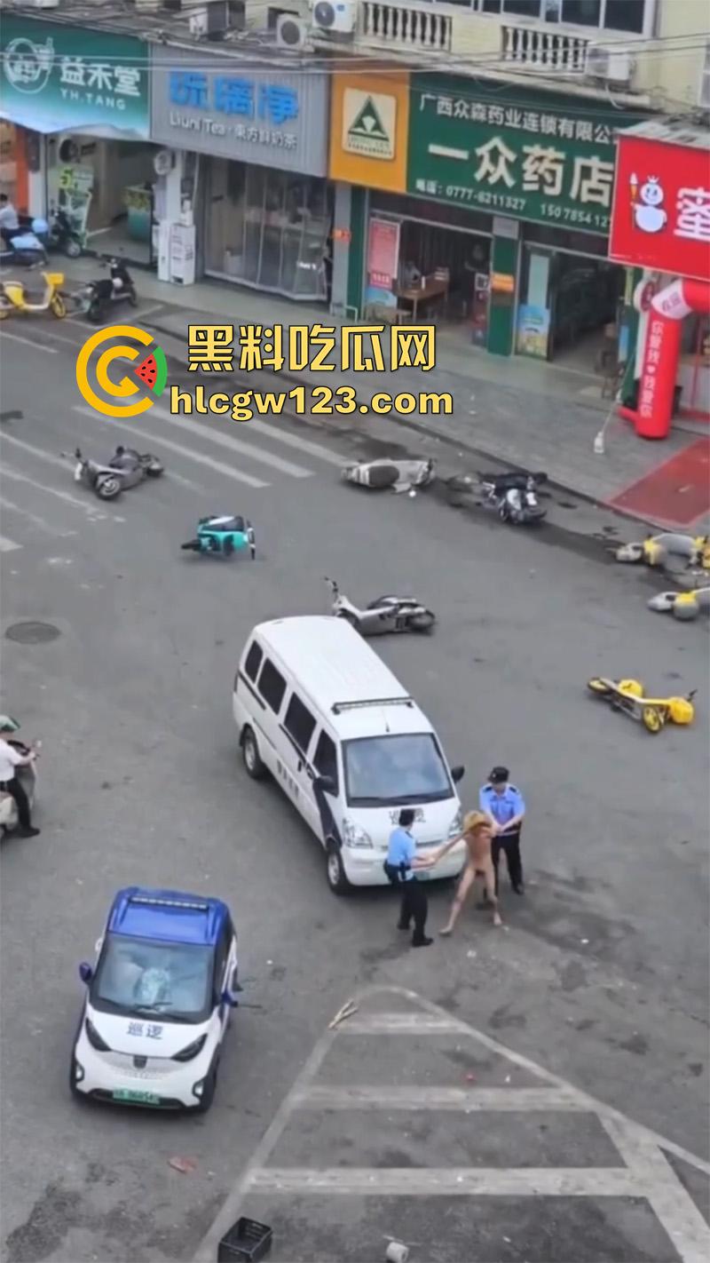 广西柳州惊现裸男,小黄毛疑似吸毒,大热天赤裸全身裸奔,到处砸车打人,被警察当场逮捕!