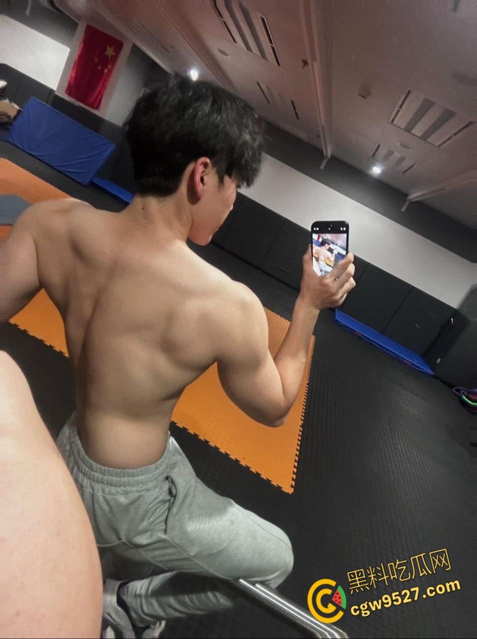 北体黑皮体育生【李辉】,体育生荷尔蒙分泌旺盛,兽性爆发猛猛打桩,爆操蹂躏巨乳女大学生 !