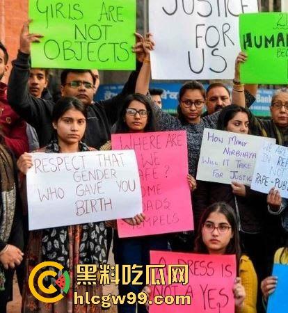 印度女子前往做朝拜时，在出租车内被僧人强奸，印度总能创造神话，不是僧人都戒色了吗？