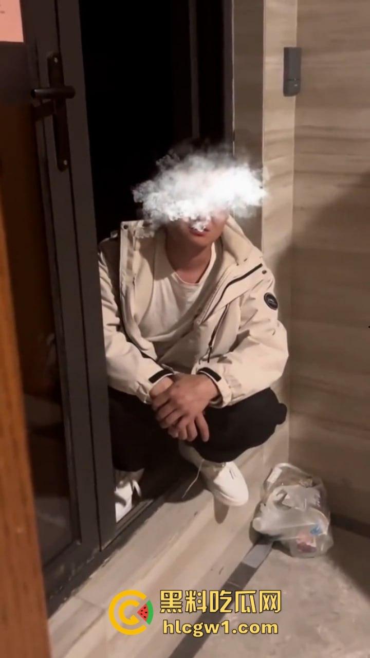 可怕!湖南长沙猥琐男闯入女生公寓偷窃衣物 妹子录视频机智报警抓人 这是真变态!