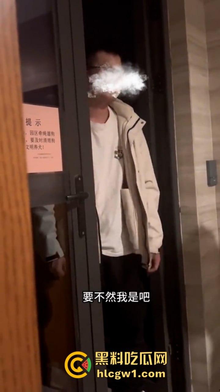 可怕!湖南长沙猥琐男闯入女生公寓偷窃衣物 妹子录视频机智报警抓人 这是真变态!