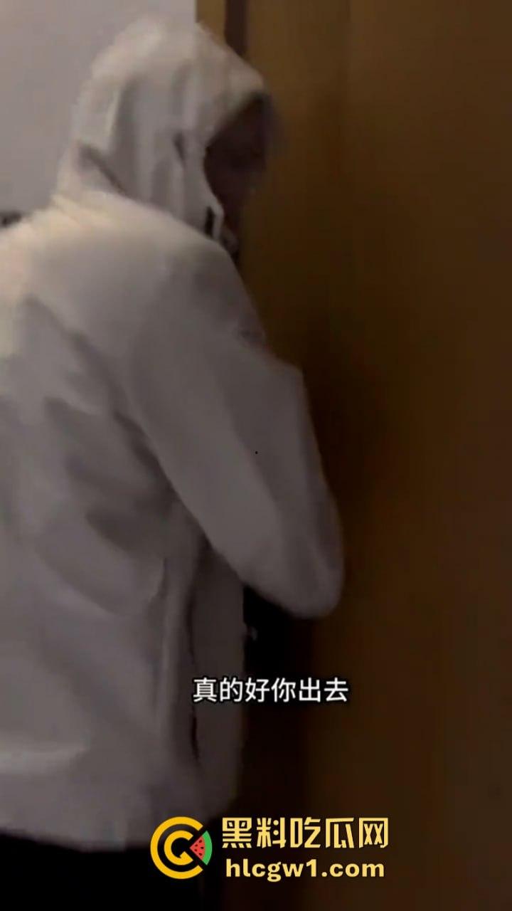 可怕!湖南长沙猥琐男闯入女生公寓偷窃衣物 妹子录视频机智报警抓人 这是真变态!